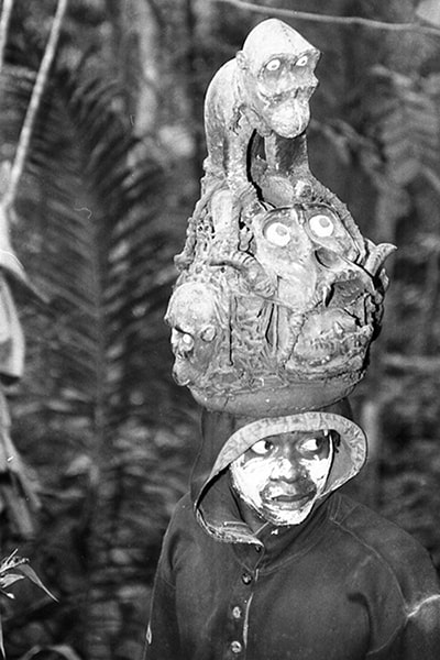 Członek Tajnego Stowarzyszenia Ngui z ceremonialną maską ► Źródło: www.soul-of-africa.com/en/exhibitions/kamerun.html, © Henning Christoph