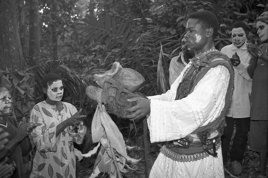Der Bulu-Fong-Medizinmann beim Ritual ► Quelle: www.soul-of-africa.com/de/ausstellungen/kamerun.html, © Henning Christoph